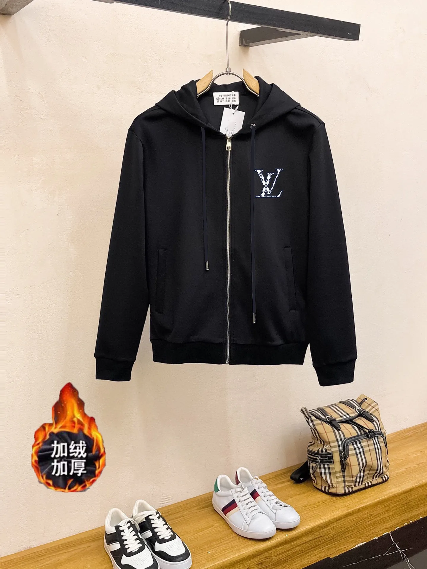 🅿️460 brand [LV Louis Vuitton] (velvet and thickened) 2025 autumn and winter new products, celebrities’ favorite fashion-flavored casual suits, clean and neat tailoring, full of urban style. Made of high-quality customized fabrics, the inner warmth is excellent, the hand feels soft and dry, and the upper body effect is crisp and stylish. The three-dimensional cutting process and the pattern are all of high standards, and the silhouette version has the right benefits! It is not tight at all, and you feel good when you wear it. So many top-quality raw materials create high-end products with unparalleled value. It is the first choice for high-end fashion people. (Size: M-4XL can wear up to 200 pounds)